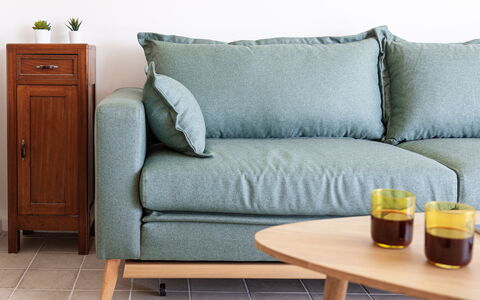 Casa Grande Mare - Levanto: Meubilair, Bankstel, Eigendom, Deur, Tafel, Rechthoek, Interieur Ontwerp, Slaapbank, Hout, Hoofdkussen