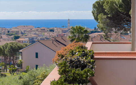 Appartamento La Castellana: Fabriek, Lucht, Dag, Eigendom, Gebouw, Azure, Bloem, Verlichting, Schaduw, Hout