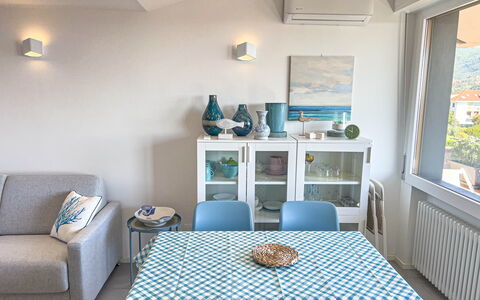 Appartamento La Castellana: Tafel, Meubilair, Eigendom, Azure, Bankstel, Hout, Comfort, Interieur Ontwerp, Verdieping, Flooring