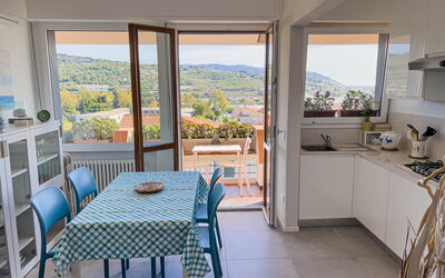 Appartamento La Castellana: Meubilair, Eigendom, Stoel, Tafel, Cabinetry, Azure, Countertop, Interieur Ontwerp, Schaduw, Hout