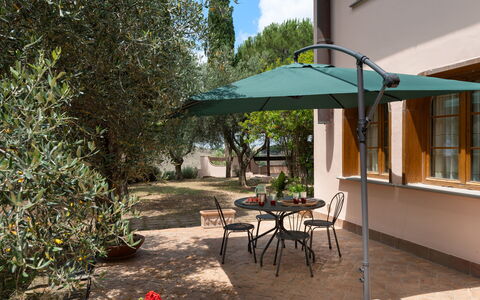 Villa Morellino: Fabriek, Meubilair, Tafel, Gebouw, Stoel, Boom, Paraplu, Schaduw, Buitenmeubels, Buitentafel