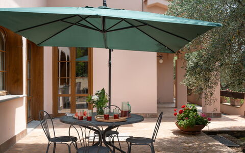 Villa Morellino: Tafel, Fabriek, Meubilair, Eigendom, Gebouw, Stoel, Schaduw, Bloempot, Buitenmeubels, Buitentafel