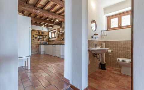 Casa Bellavista: Wastafel, Eigendom, Kraan, Gebouw, Loodgieterswerkinrichting, Spiegel, Hout, Interieur Ontwerp, Architectuur, Badkamer