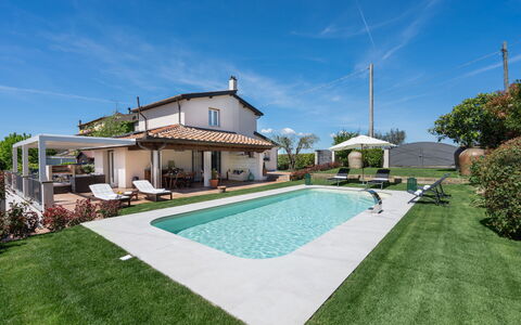 Villa Di Pillo: Lucht, Fabriek, Wolk, Eigendom, Gebouw, Azure, Boom, Water, Zwembad, Huis