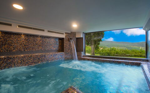 La Torre Di Panzano: Water, Eigendom, Fabriek, Lucht, Zwembad, Azure, Gebouw, Venster, Interieur Ontwerp, Rechthoek