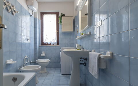 Conero Garden Apartment: Spiegel, Kraan, Wastafel, Loodgieterswerkinrichting, Eigendom, Wastafel In De Badkamer, Badkamer, Purper, Interieur Ontwerp, Muur