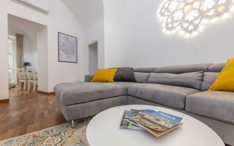 Corte Tiso: Bankstel, Meubilair, Eigendom, Comfort, Woonkamer, Verlichting, Slaapbank, Interieur Ontwerp, Flooring, Rechthoek