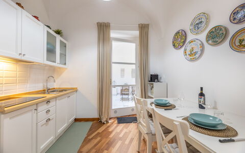 Corte Tiso: Meubilair, Cabinetry, Wastafel, Tafel, Countertop, Gebouw, Venster, Hout, Interieur Ontwerp, Gootsteen