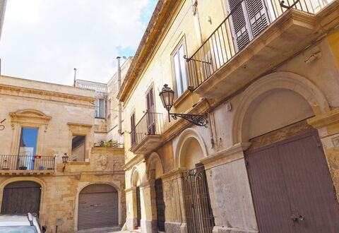 Corte Tiso: Eigendom, Venster, Lucht, Deur, Voertuig, Buurt, Auto, Wolk, Facade, Stad