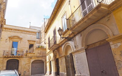 Corte Tiso: Eigendom, Venster, Lucht, Deur, Voertuig, Buurt, Auto, Wolk, Facade, Stad