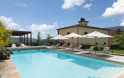 Villa Castelluccio - Arezzo, Toscana: Lucht, Water, Wolk, Fabriek, Zwembad, Azure, Schaduw, Boom, Vrije Tijd, Buitenmeubels