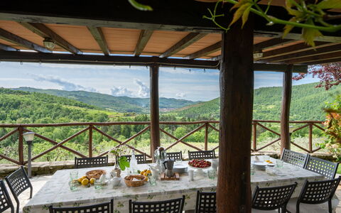 Villa Castelluccio - Arezzo, Toscana: Tafel, Meubilair, Eigendom, Fabriek, Stoel, Lucht, Schaduw, Gebouw, Interieur Ontwerp, Veranda