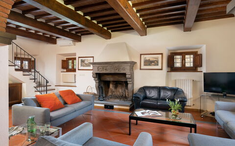 Villa Castelluccio - Arezzo, Toscana: Bankstel, Eigendom, Tafel, Meubilair, Fotolijst, Hout, Woonkamer, Interieur Ontwerp, Verlichting, Slaapbank