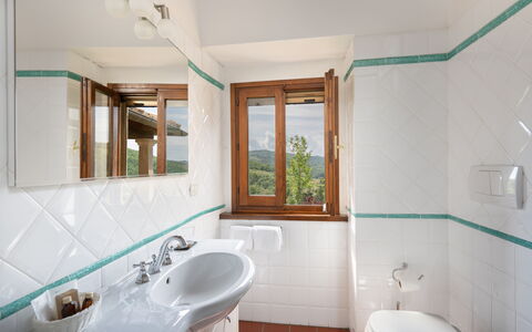 Villa Castelluccio - Arezzo, Toscana: Spiegel, Loodgieterswerkinrichting, Kraan, Eigendom, Wastafel, Wastafel In De Badkamer, Azure, Badkamer, Interieur Ontwerp, Hout