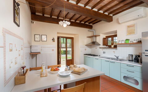 Villa Castelluccio - Arezzo, Toscana: Eigendom, Cabinetry, Countertop, Venster, Hout, Lade, Interieur Ontwerp, Tafel, Gebouw, Keuken