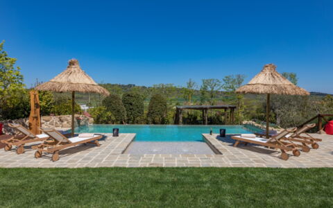 Casa Vacanze Paradiso: Lucht, Water, Zwembad, Gebouw, Schaduw, Fabriek, Buitenmeubels, Boom, Ligstoel, Land Lot