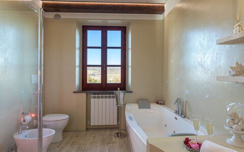 Casa Vacanze Paradiso: Eigendom, Bad, Loodgieterswerkinrichting, Wastafel, Venster, Kraan, Hout, Badkamer, Interieur Ontwerp