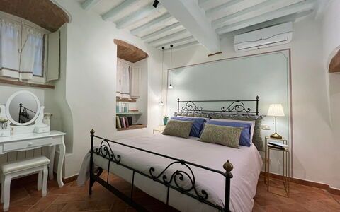 Casa Del Borgo: Meubilair, Gebouw, Eigendom, Venster, Comfort, Tafel, Hout, Bed Frame, Interieur Ontwerp, Verlichting