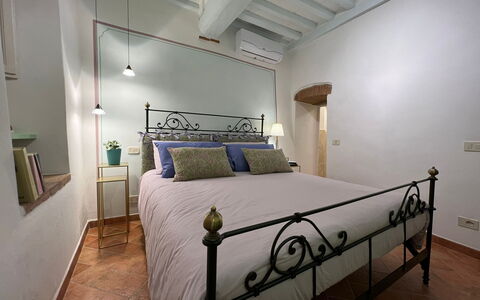 Casa Del Borgo: Meubilair, Eigendom, Gebouw, Comfort, Bed, Bed Frame, Interieur Ontwerp, Verdieping, Hout