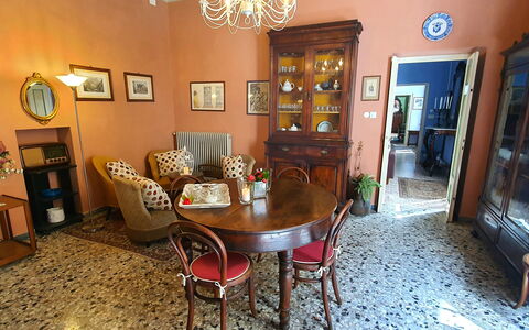 Residenza Otello: Fotolijst, Meubilair, Eigendom, Tafel, Stoel, Bankstel, Hout, Verlichting, Interieur Ontwerp, Verdieping