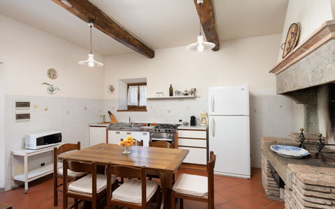 Il Mulino Di Vogognano - Subbiano, Private Pool, J: Tafel, Meubilair, Hout, Stoel, Interieur Ontwerp, Keuken, Verdieping, Flooring, Fotolijst, Hardwood