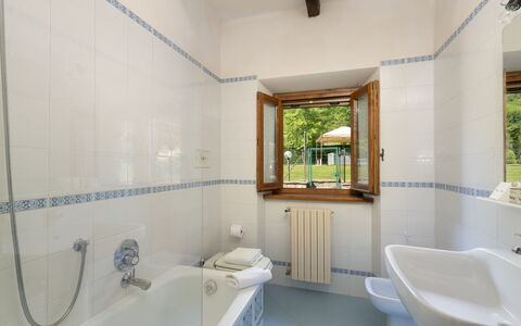Il Mulino Di Vogognano - Subbiano, Private Pool, J: Bad, Loodgieterswerkinrichting, Eigendom, Kraan, Spiegel, Badkamer, Interieur Ontwerp, Wastafel, Verdieping, Hout