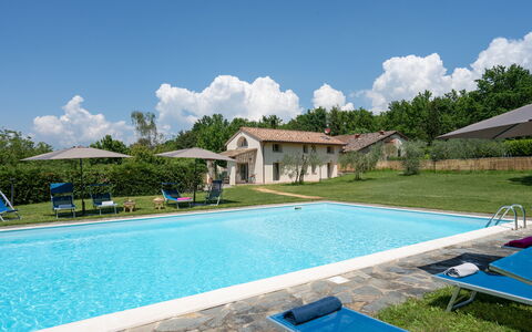 Villa Le Selve: Water, Wolk, Lucht, Fabriek, Eigendom, Zwembad, Azure, Blauw, Gebouw, Boom