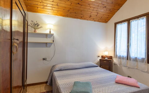 Niki: Hout, Slaapkamer, Bed, Huis, Interieur Ontwerp, Meubilair, Verdieping, Laken, Bedding, Plafond