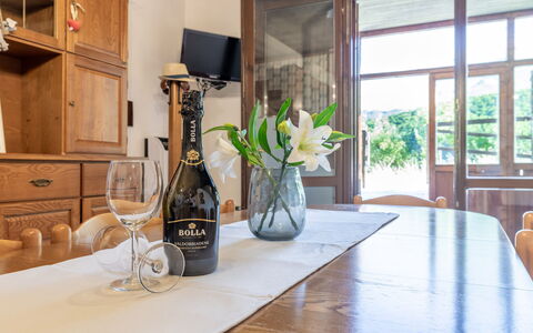 Casa Tramonti: Tafel, Meubilair, Eigendom, Fabriek, Cabinetry, Fles, Gebouw, Venster, Hout, Countertop