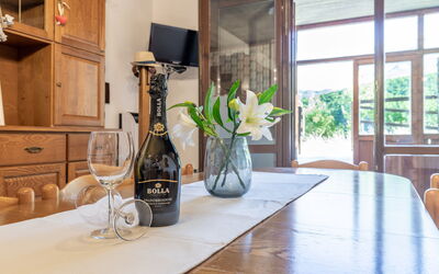 Casa Tramonti: Tafel, Meubilair, Eigendom, Fabriek, Cabinetry, Fles, Gebouw, Venster, Hout, Countertop