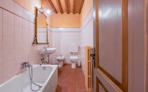 Belvedere - Falceto, Ambra, Toscana: Bad, Spiegel, Eigendom, Loodgieterswerkinrichting, Kraan, Badkamer, Gebouw, Wastafel, Interieur Ontwerp, Architectuur