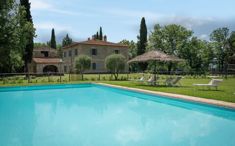 Belvedere - Falceto, Ambra, Toscana: Water, Fabriek, Lucht, Wolk, Eigendom, Gebouw, Zwembad, Boom, Huis, Schaduw