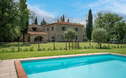 Belvedere - Falceto, Ambra, Toscana: Water, Wolk, Fabriek, Lucht, Eigendom, Gebouw, Natuur, Groen, Boom, Zwembad