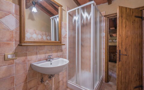 Mulino Al Suono - Badia Agnano, Toscana: Spiegel, Kraan, Wastafel, Loodgieterswerkinrichting, Eigendom, Wastafel In De Badkamer, Badkamer, Hout, Gebouw, Interieur Ontwerp