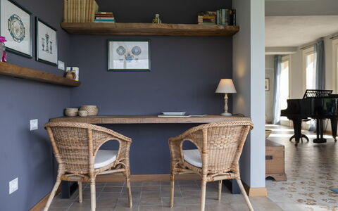 Casa San Grato - Roero - Langhe, Piemonte: Tafel, Meubilair, Gebouw, Stoel, Hout, Bureau, Interieur Ontwerp, Stellingen, Huis