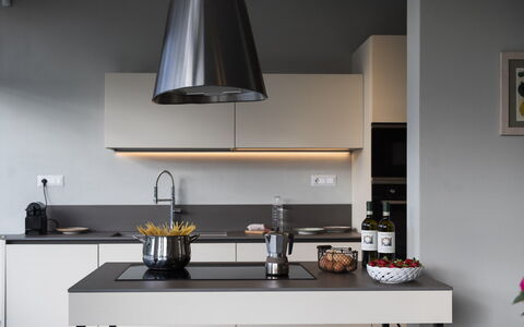 Casa San Grato - Roero - Langhe, Piemonte: Eigendom, Countertop, Cabinetry, Fotolijst, Keuken, Interieur Ontwerp, Fornuis, Verlichting, Huishoudapparatuur, Hout