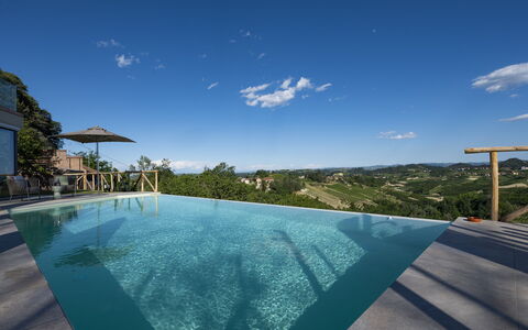 Relais Casa Clara - Roero - Langhe, Piemonte: Lucht, Wolk, Water, Zwembad, Gebouw, Azure, Fabriek, Zwemwater, Schaduw, Vrije Tijd