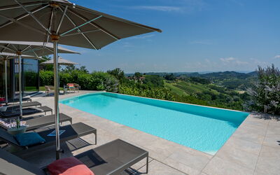 Relais Casa Clara - Roero - Langhe, Piemonte: Blauw, Zwembad, Toevlucht, Buitenmeubels, Ligstoel, Eco Hotel, Landscaping, Schaduw, Stoel, Paraplu