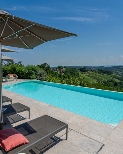 Relais Casa Clara - Roero - Langhe, Piemonte: Blauw, Zwembad, Toevlucht, Buitenmeubels, Ligstoel, Eco Hotel, Landscaping, Schaduw, Stoel, Paraplu