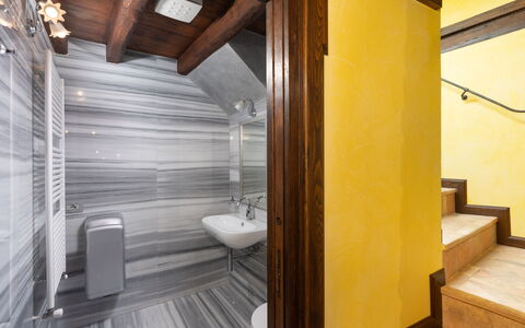 Villa Torre Delle Rose - Firenzuola, Private Pool,: Gebouw, Loodgieterswerkinrichting, Hout, Wastafel, Kraan, Interieur Ontwerp, Flooring, Verdieping, Badkamer