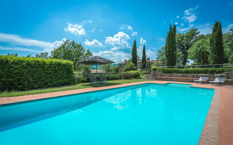 Borgo La Casina - Badia Agnano, Toscana: Water, Wolk, Fabriek, Lucht, Eigendom, Zwembad, Azure, Natuur, Natuurlijk Landschap, Gebouw