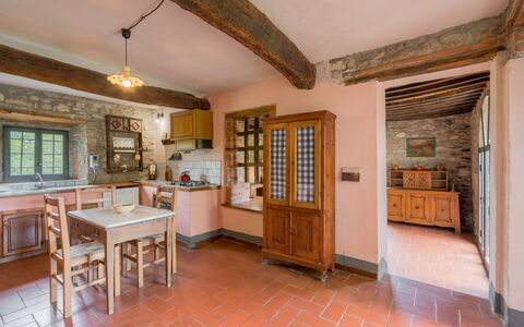 Borgo La Casina - Badia Agnano, Toscana: Tafel, Fotolijst, Meubilair, Cabinetry, Hout, Stoel, Keuken, Venster, Countertop, Interieur Ontwerp