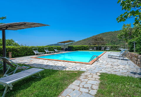 Colle Degli Ulivi - Cortona, Pool, Nature, Privacy: Water, Lucht, Fabriek, Zwembad, Paraplu, Buitenmeubels, Gebouw, Schaduw, Rechthoek, Boom