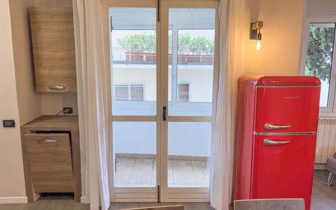 Apartment Tre - Diano Marina: Venster, Hout, Cabinetry, Gebouw, Deur, Verdieping, Beits, Flooring