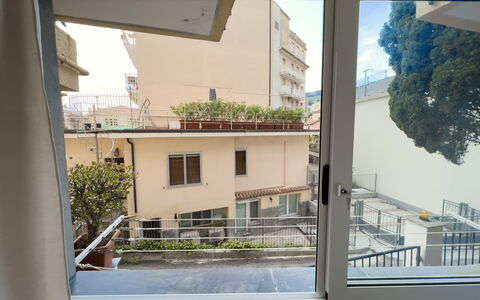 Apartment Tre - Diano Marina: Fabriek, Lucht, Venster, Gebouw, Architectuur, Schaduw, Stedelijk Ontwerp, Rechthoek, Facade