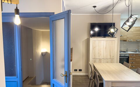 Apartment Tre - Diano Marina: Meubilair, Gebouw, Tafel, Hout, Interieur Ontwerp, Verdieping, Flooring, Deur, Muur, Onroerend Goed