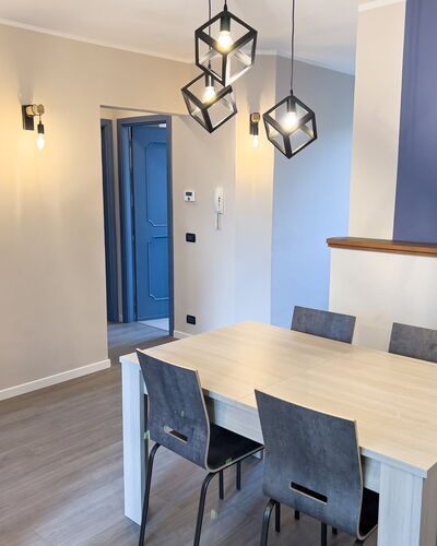 Apartment Tre - Diano Marina: Tafel, Eigendom, Meubilair, Stoel, Hout, Interieur Ontwerp, Verdieping, Flooring, Hardwood, Beits