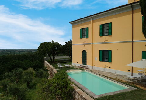 Massarosa Front Lake, The Gargoyles: Wolk, Lucht, Gebouw, Eigendom, Venster, Water, Fabriek, Azure, Zwembad, Land Lot