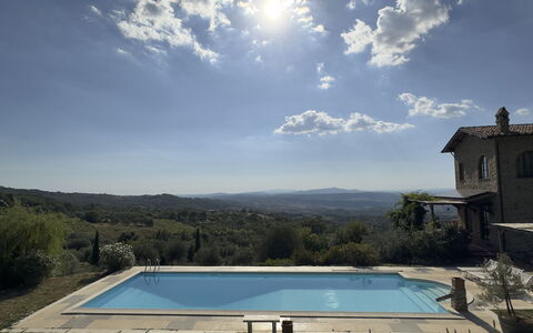 Villa Monticello: Water, Lucht, Wolk, Fabriek, Gebouw, Dag, Venster, Licht, Azure, Zwembad