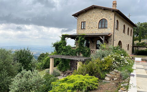 Villa Monticello: Lucht, Fabriek, Wolk, Gebouw, Venster, Boom, Huis, Gras, Verblijf, Natuurlijk Landschap